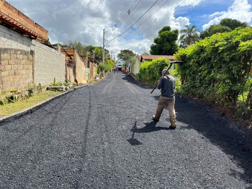 Prefeitura de Pedro Leopoldo continua asfaltando diversas ruas de Pedro Leopoldo