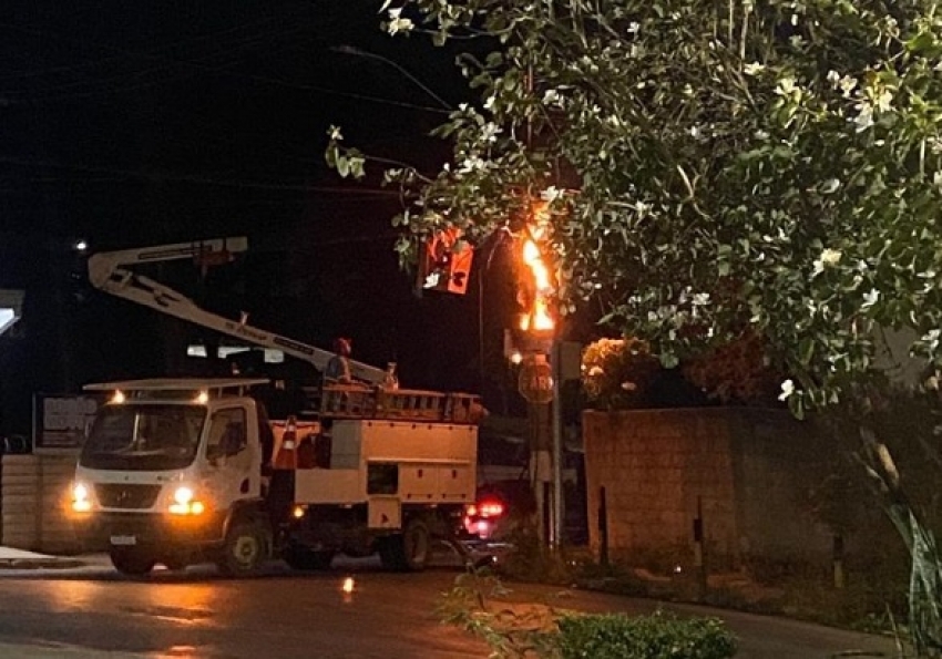 Poste pega fogo no bairro São Geraldo
