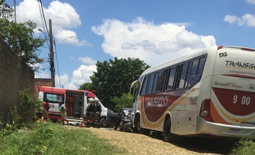 Acidente grave em Matozinhos envolvendo veiculo de passeio e um ônibus.