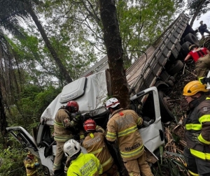 Motorista de caminhão fica preso às ferragens em acidente na MG 424