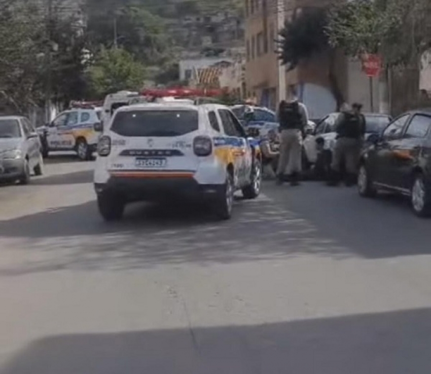 Operação policial, no centro de Pedro Leopoldo, na Rua Benedito Valadares, na manhã desta quinta-feira, 29.