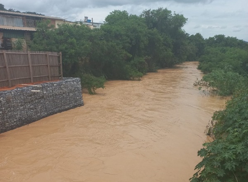 O Ribeirão das Neves ao longo da Rua Santos esta subindo seu nível.