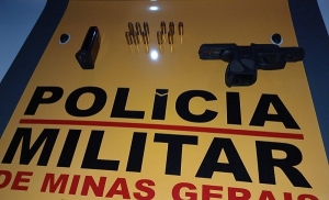 Polícia Militar Rodoviária apreende arma de fogo e prende suspeitos de tráfico em Vespasiano.