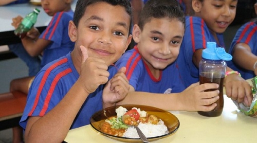 Famílias carentes de alunos da rede municipal de educação recebem kits de merenda a partir de quarta-feira, 04