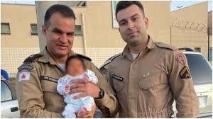 Policia salva bebê de engasgamento