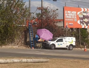 Local onde poste foi derrubado por carreta segue sinalizado