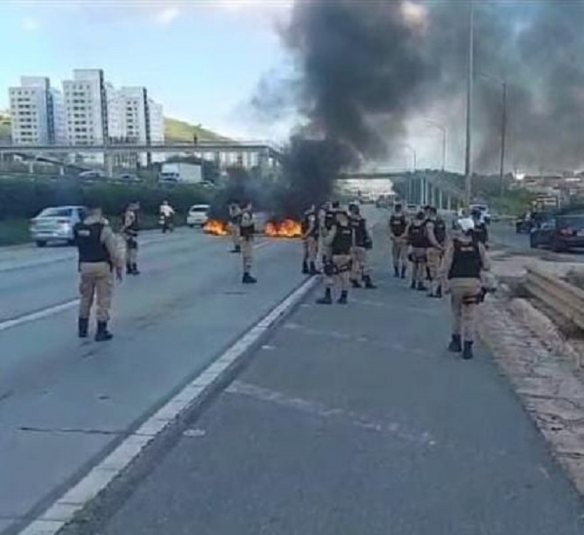 Manifestantes fecham a rodovia Mg-010 na tarde deste sábado dia 03 de Maio