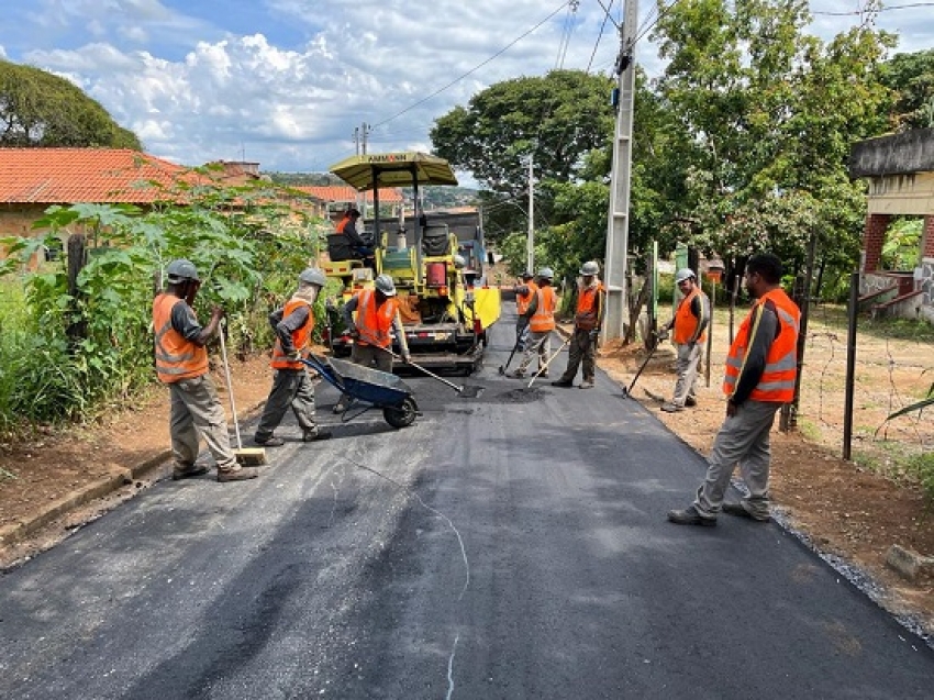 Mais de 24 km de ruas já receberam o serviço de recapeamento e pavimentação, em Pedro Leopoldo.