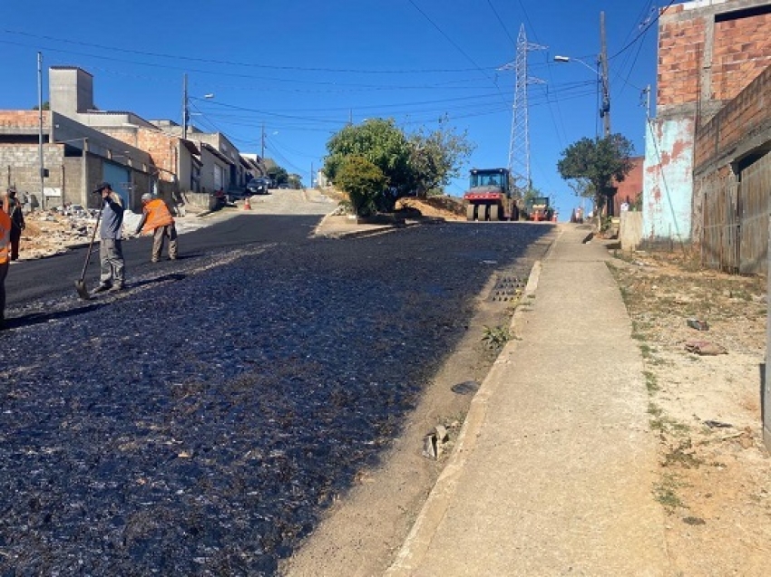 Secretaria de Obras coloca novo asfalto na antiga rua G do bairro  Teotônio Batista e realiza outros serviços pelo município