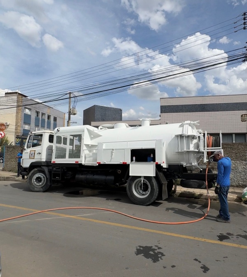 Prefeitura de Pedro Leopoldo intensifica limpeza de bocas de lobo com hidrojato para prevenir alagamentos e deixar cidade mais limpa e organizada