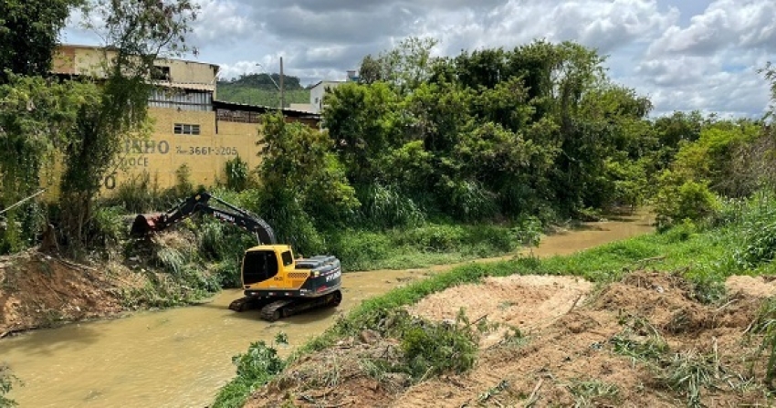 Prefeitura realiza desassoreamento do Ribeirão das Neves