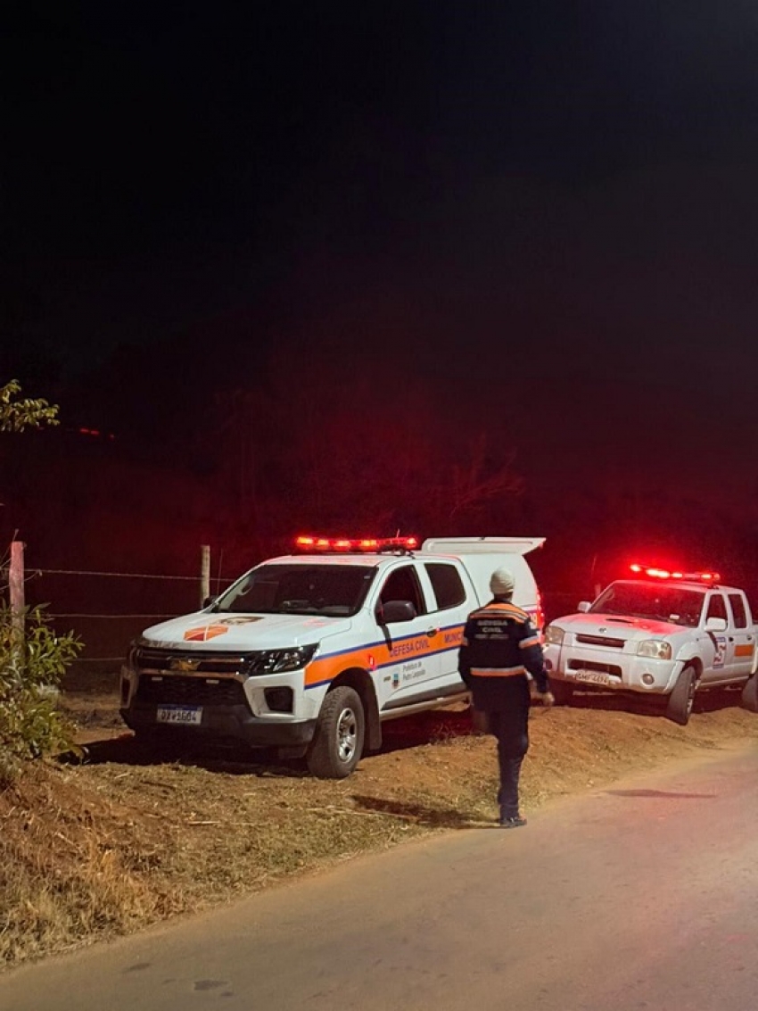 A Defesa Civil e o Corpo de Bombeiros controlaram o incêndio na região dos Angicos, na noite deste sábado (12).