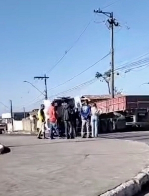 Colisão entre carro e carreta mobiliza o SAMU em Pedro Leopoldo