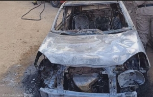 Um corpo, ainda não identificado, foi encontrado carbonizado dentro de um carro incendiado