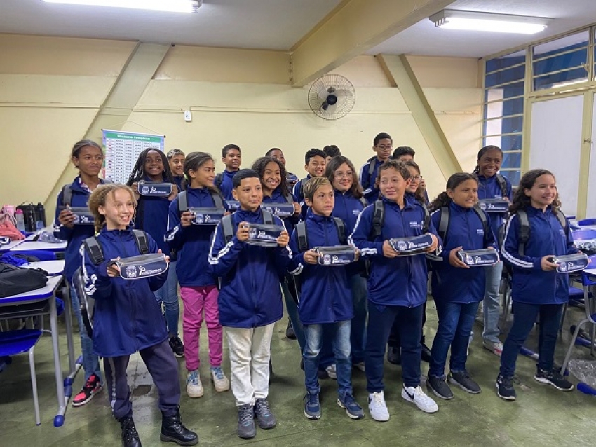 Prefeitura de Pedro Leopoldo inicia entrega de mais de 30 mil peças de uniformes escolares para toda a rede municipal