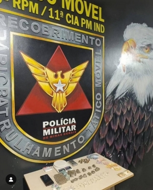 Denúncias anônimas levaram a Tatico Móvel/ 11ª Cia Independente a prendeu um homem em flagrante e apreender substâncias ilícitas, duas balanças de precisão, dinheiro e celular.
